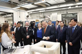Tổng Bí thư Tô Lâm thăm phòng thí nghiệm tạo mẫu thử nghiệm của Đại học Aalto. (Ảnh: Thống Nhất/TTXVN)