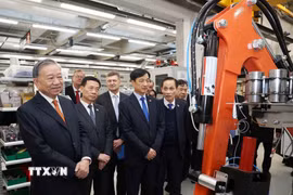 Tổng Bí thư Tô Lâm thăm phòng thí nghiệm tạo mẫu thử nghiệm của Đại học Aalto. (Ảnh: Thống Nhất/TTXVN)