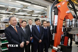 Tổng Bí thư Tô Lâm thăm phòng thí nghiệm tạo mẫu thử nghiệm của Đại học Aalto. (Ảnh: Thống Nhất/TTXVN)