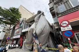 Lực lượng chức năng đã phong toả hiện trường, yêu cầu chủ công trình tạm dừng thi công nhằm phục vụ công tác điều tra. (Ảnh: Hùng Mạnh/TTXVN)