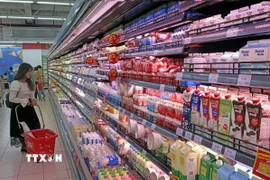 Khách lựa chọn hàng hóa tại siêu thị. (Ảnh: Trần Việt/TTXVN)