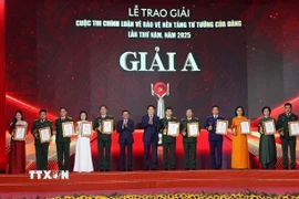 Chủ tịch nước Lương Cường và Thường trực Ban Bí thư Trần Cẩm Tú trao giải A cho tác giả và nhóm tác giả đoạt giải. (Ảnh: Văn Điệp/TTXVN)