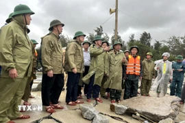 Lãnh đạo thành phố Huế kiểm tra tình hình ảnh hưởng cơn bão số 12. (Ảnh: Mai Trang/TTXVN)