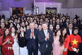 Tổng Bí thư Tô Lâm và ông Ilkka Niemela, Chủ tịch Đại học Aalto với sinh viên Việt Nam đang theo học tại Helsinki. (Ảnh: Thống Nhất/TTXVN)