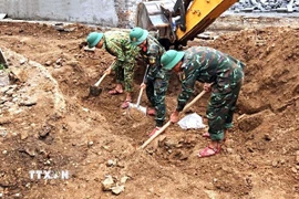 Đội 584, Bộ Chỉ huy Quân sự tỉnh Quảng Trị, tổ chức tìm kiếm và quy tập hài cốt liệt sỹ trong di tích Trường Bồ Đề. (Ảnh: TTXVN phát)