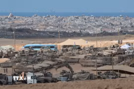 Xe quân sự Israel được triển khai tại biên giới với Gaza ngày 10/10/2025. (Ảnh: THX/TTXVN)