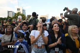 Người dân theo dõi chương trình truyền hình trực tiếp cuộc trao đổi con tin, tại quảng trường ở Tel Aviv, Israel ngày 13/10/2025. (Ảnh: THX/TTXVN)