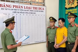 Cơ quan công an thi hành Lệnh bắt bị can để tạm giam đối với đối tượng Phạm Quốc Kỳ. (Ảnh: TTXVN phát)