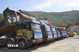 Các phương tiện, máy móc phục vụ cho dự án. (Ảnh: Sỹ Thắng/TTXVN)