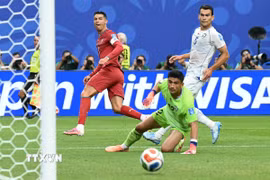 Ronaldo hoàn tất cú đúp vào lưới Uzbekistan. (Ảnh: AFP/TTXVN)