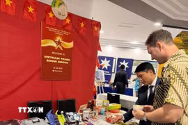 Khách tham quan gian hàng Việt Nam tại Triển lãm Thương mại Darwin Fusion 2026. (Ảnh: TTXVN phát)