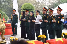 Phó thủ tướng Chính phủ Nguyễn Văn Thắng cùng các đại biểu dâng hương tưởng niệm các anh hùng liệt sỹ. (Ảnh: Đậu Tất Thành/TTXVN)
