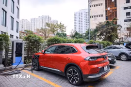 Ôtô điện được áp dụng lệ phí trước bạ lần đầu 0% đến hết năm 2030. (Ảnh: Hoàng Hiếu/TTXVN)