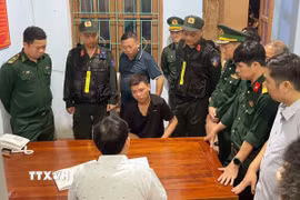 Các lực lượng chức năng đấu tranh, lấy lời khai ban đầu đối với đối tượng Nguyễn Ngọc Đạo. (Ảnh: TTXVN phát)