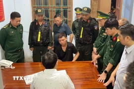 Các lực lượng chức năng đấu tranh, lấy lời khai ban đầu đối với đối tượng Nguyễn Ngọc Đạo. (Ảnh: TTXVN phát)