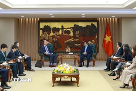 Thủ tướng Phạm Minh Chính tiếp Đoàn giám sát kinh tế vĩ mô của Quỹ Tiền tệ quốc tế (IMF) do ông Martin Sommer làm Trưởng đoàn. (Ảnh: Dương Giang/TTXVN)