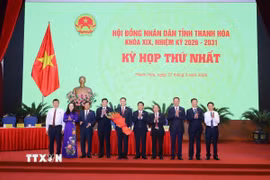 Lãnh đạo tỉnh Thanh Hóa tặng hoa chúc mừng tân Chủ tịch HĐND tỉnh Thanh Hóa Nguyễn Hồng Phong. (Ảnh: Hoa Mai/TTXVN)