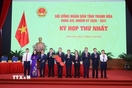 Lãnh đạo tỉnh Thanh Hóa tặng hoa chúc mừng tân Chủ tịch HĐND tỉnh Thanh Hóa Nguyễn Hồng Phong. (Ảnh: Hoa Mai/TTXVN)