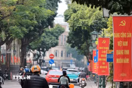 Hà Nội trang hoàng nổi bật với pano, khẩu hiệu, cờ Tổ quốc và băng rôn cổ động lan tỏa không khí trang trọng chào mừng 96 năm Ngày thành lập Đảng. (Ảnh: Lê Đông/TTXVN)