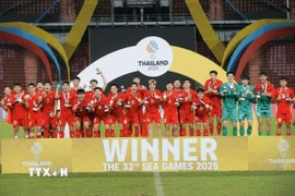 Các cầu thủ U22 Việt Nam nhận HCV bóng đá nam tại SEA Games 33. (Ảnh: Minh Quyết/TTXVN)