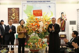 Phó Thủ tướng Chính phủ Phạm Thị Thanh Trà (thứ 2 từ phải) tặng hoa chúc mừng Tòa Giám mục Bắc Ninh. (Ảnh: Thái Hùng/TTXVN)