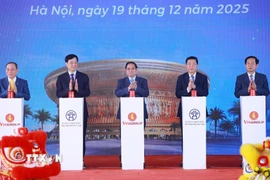 Thủ tướng Phạm Minh Chính và các đại biểu bấm nút khởi công, khánh thành, thông xe kỹ thuật các công trình, dự án. (Ảnh: Dương Giang/TTXVN)
