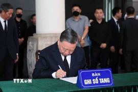 Xúc động những dòng ghi sổ tang viếng nguyên Chủ tịch nước Trần Đức Lương
