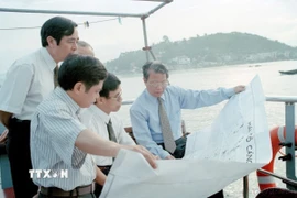 Chủ tịch nước Trần Đức Lương kiểm tra quy hoạch Vịnh Hạ Long, nhằm đảm bảo phát triển kinh tế và bảo vệ cảnh quan môi trường (15/10/1997). (Ảnh: Trọng Nghiệp/TTXVN)