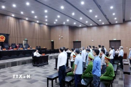 Các bị cáo nghe Tòa tuyên án. (Ảnh: Phạm Kiên/TTXVN)