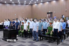 Các bị cáo nghe Tòa tuyên án. (Ảnh: Phạm Kiên/TTXVN)