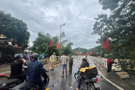 Tạm dừng các phương tiện lưu thông qua cầu Chiêm Hóa. (Nguồn: Tuyên Quang TTV)