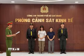 Cơ quan điều tra tống đạt quyết định tố tụng đối với 2 đối tượng về tội “Tham ô tài sản,” với số tiền chiếm đoạt hơn 27 tỷ đồng. (Ảnh: TTXVN phát)