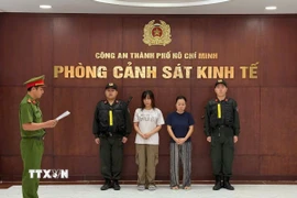 Cơ quan điều tra tống đạt quyết định tố tụng đối với 2 đối tượng về tội “Tham ô tài sản,” với số tiền chiếm đoạt hơn 27 tỷ đồng. (Ảnh: TTXVN phát)