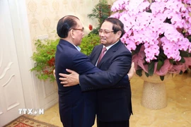 Thủ tướng Phạm Minh Chính thăm nguyên Tổng Bí thư Nông Đức Mạnh. (Ảnh: Dương Giang/TTXVN)