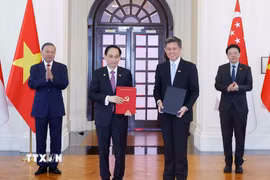 Tổng Bí thư, Chủ tịch nước Tô Lâm và Thủ tướng Singapore Lawrence Wong chứng kiến lễ trao các văn kiện hợp tác giữa hai nước. (Ảnh: Thống Nhất/TTXVN)