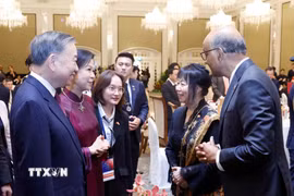 Tổng Bí thư, Chủ tịch nước Tô Lâm và Phu nhân với Tổng thống Singapore Tharman Shanmugaratnam và Phu nhân tại tiệc chiên đãi. (Ảnh: Thống Nhất/TTXVN)