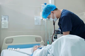 Bác sỹ khám cho bệnh nhân COVID-19. (Ảnh: Minh Quyết/TTXVN)