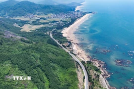 Đường ven biển đi qua tỉnh Hà Tĩnh uốn lượn giữa một bên là núi rừng, một bên là bờ biển trải dài. (Ảnh: Hữu Quyết/TTXVN)
