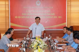 Trung tướng Khuất Việt Dũng, Phó Chủ tịch Hội Cựu chiến binh Việt Nam điều hành họp báo. (Ảnh: Trọng Đức/TTXVN)