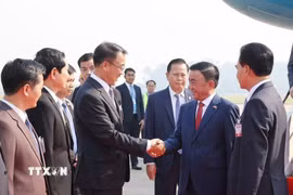 Lễ đón Thường trực Ban Bí thư Trần Cẩm Tú và Đoàn đại biểu cấp cao Việt Nam tại sân bay quốc tế Wattay, thủ đô Vientiane. (Ảnh: Phương Hoa/TTXVN)