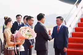 Lễ đón Thường trực Ban Bí thư Trần Cẩm Tú và Đoàn đại biểu cấp cao Việt Nam tại sân bay quốc tế Wattay, thủ đô Vientiane. (Ảnh: Phương Hoa/TTXVN)