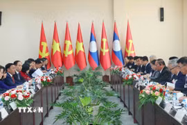 Thường trực Ban Bí thư Trần Cẩm Tú hội đàm với Thường trực Ban Bí thư Trung ương Đảng Nhân dân Cách mạng Lào Vilay Lakhamphong. (Ảnh: Phương Hoa/TTXVN)