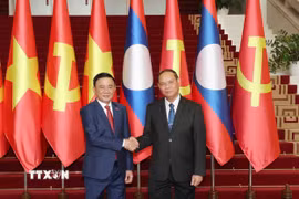 Thường trực Ban Bí thư Trung ương Đảng Nhân dân Cách mạng Lào Vilay Lakhamphong và Thường trực Ban Bí thư Trần Cẩm Tú chụp ảnh chung tại Lễ đón. (Ảnh: Phương Hoa/TTXVN)