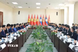 Thường trực Ban Bí thư Trần Cẩm Tú hội đàm với Thường trực Ban Bí thư Trung ương Đảng Nhân dân Cách mạng Lào Vilay Lakhamphong. (Ảnh: Phương Hoa/TTXVN)