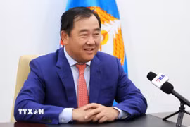 Ông Sous Yara, Phó Trưởng ban thứ nhất Ban Đối ngoại Trung ương, người phát ngôn Đảng Nhân dân Campuchia (CPP) trả lời phỏng vấn TTXVN về ý nghĩa chuyến thăm Campuchia của Ủy viên Bộ Chính trị, Thường trực Ban Bí thư Trần Cẩm Tú. (Ảnh: Quang Anh/TTXVN)