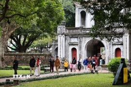 Người dân tham quan di tích Văn Miếu-Quốc Tử Giám. (Ảnh: Minh Đức/TTXVN)