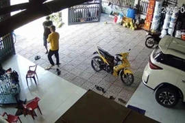 Hiện trường vụ nổ súng. (Ảnh chụp màn hình từ camera an ninh)