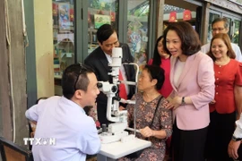 Lãnh đạo thành phố Hà Nội thăm hỏi Người cao tuổi trong buổi thăm khám mắt miễn phí. (Ảnh: Minh Nghĩa/TTXVN)