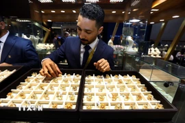 Trang sức vàng được trưng bày tại triển lãm ở Cairo, Ai Cập. (Ảnh: THX/TTXVN)