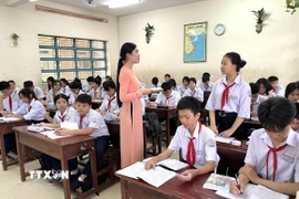 Cô và trò Trường Trung học cơ sở Gò Đen (tỉnh Tây Ninh) trong tiết học Ngữ văn. (Ảnh: Đức Hạnh/TTXVN)